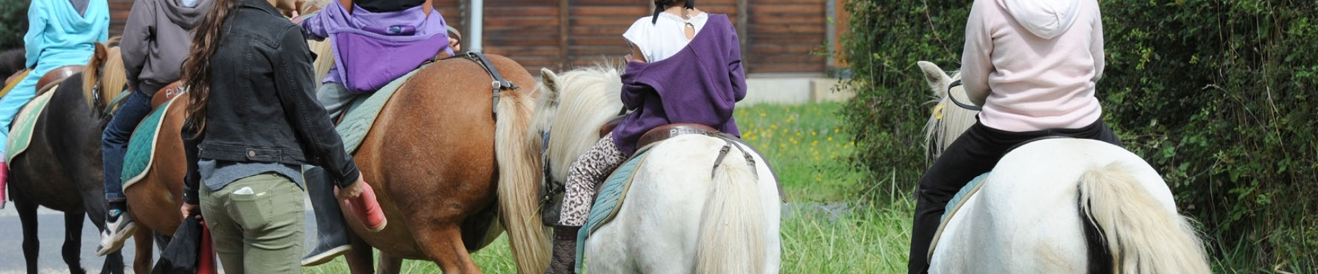 Des enfants partent en balade à dos de poney