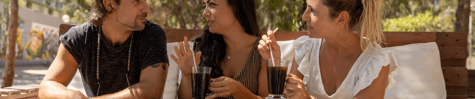 Trois personnes qui parlent et prends un café
