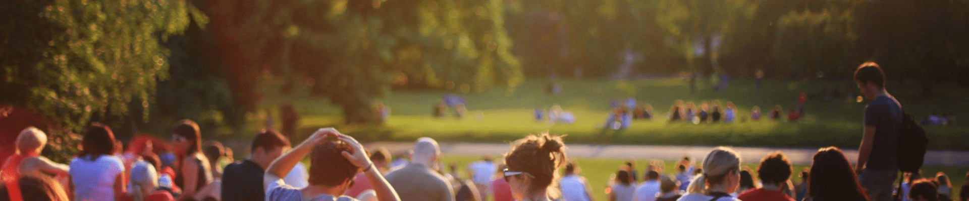 Des gents sur l'herbe et couché soleil