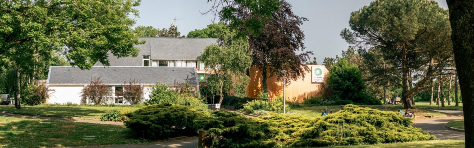 Photo de l'éxterieur de l'Auberge Collective à Angers, éthic étapes Lac de Maine