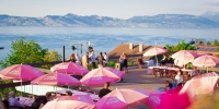 Terrasse et parasols vue au lac 