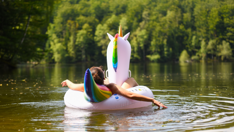 Fille dans le lac