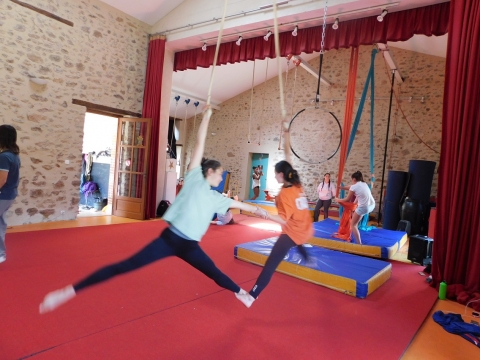 Des enfants dans la salle de cirque 