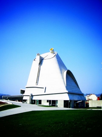 Eglise le Corbusier proche de l'éthic étapes CIS Wogenscky