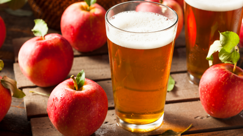 Verre de cidre avec des pommes aoutour