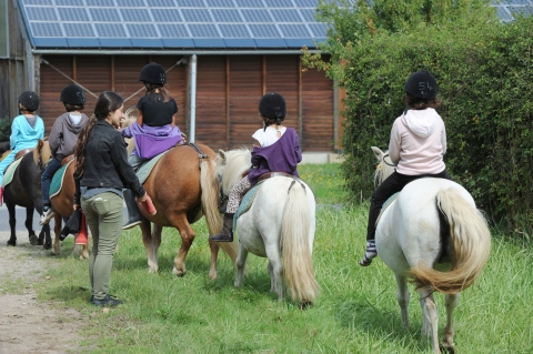 Des enfants partent en balade à dos de poney