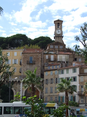 Quartier Le Suquet à Cannes, à visiter lors de votre séjour à l'éthic étapes CIS Ile de Lérins