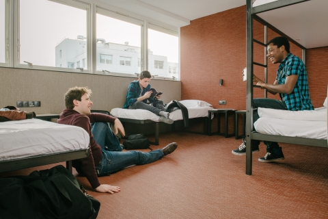 Photo des jeunes dans une chambre de le centre FIAP Paris