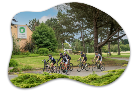 Photo exterieur + cyclistes du centre Lac de maine 