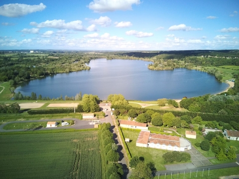 Le Lac à proximité de l'éthic étapes Archipel Saint Cyr