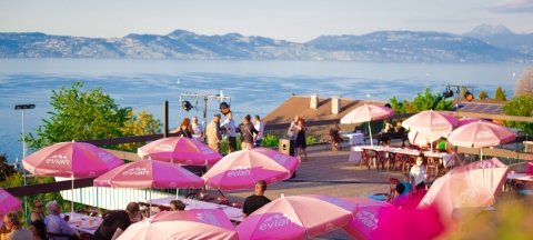 Terrasse et parasols vue au lac 